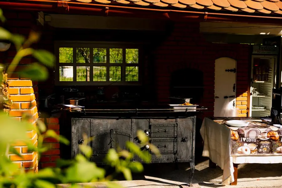 Zona amenajată de grătar a pensiunii